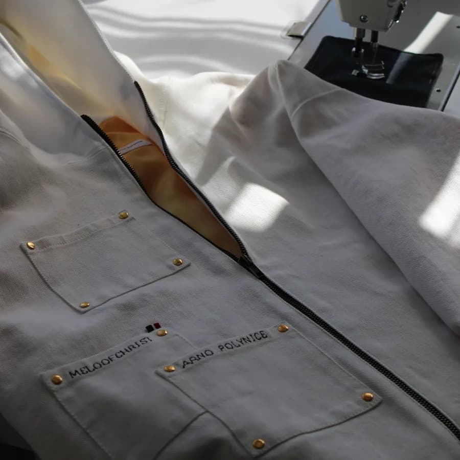 Veste Arno Polynice — pose détaillée