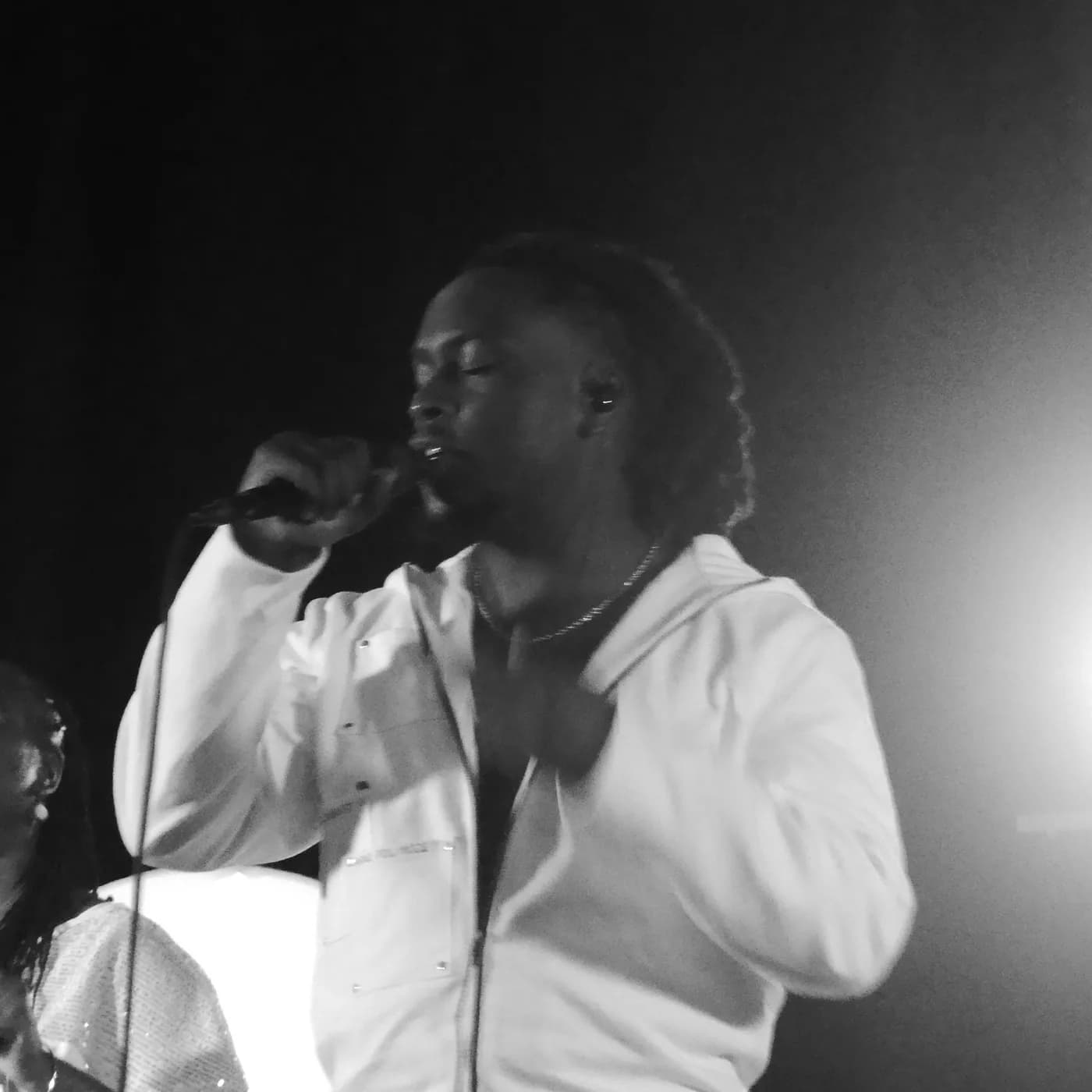 Meloofchrist en concert portant une veste Arno Polynice